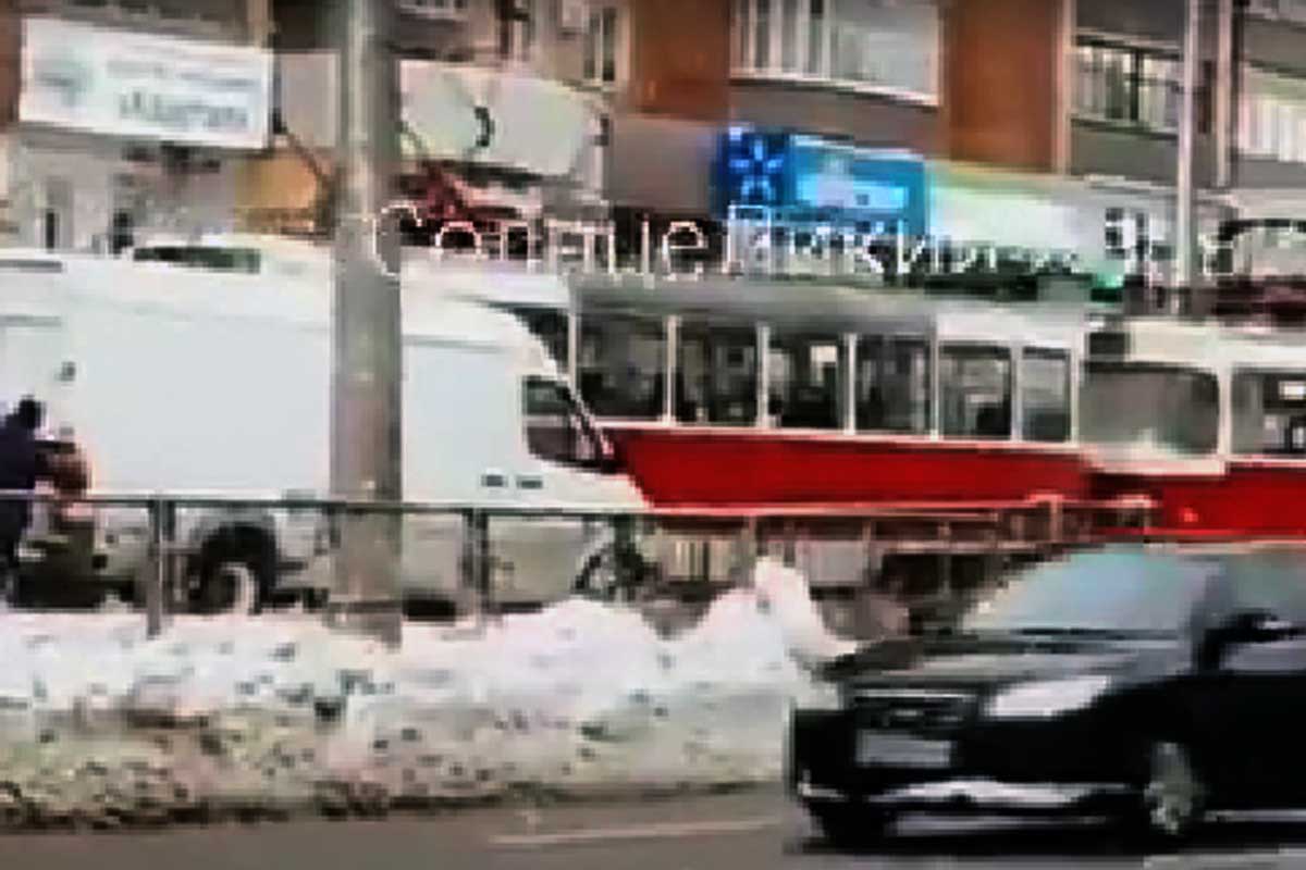 Люди толкали машину, которая заблокировала движение трамваев (видео)