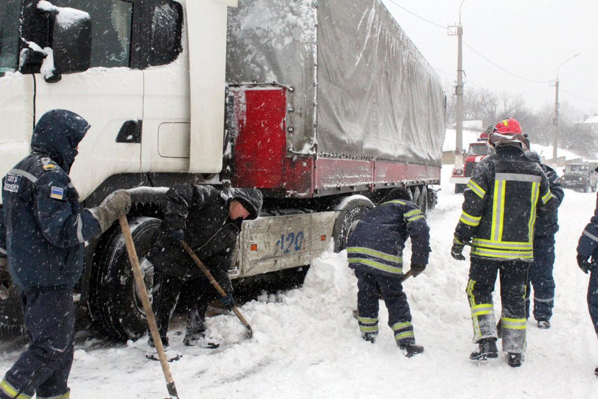 Харьковские спасатели "откапывали"  машины из снега 