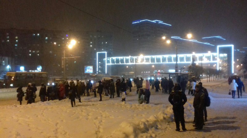 Непогода парализовала проспект Гагарина, люди шли пешком (фото, видео)