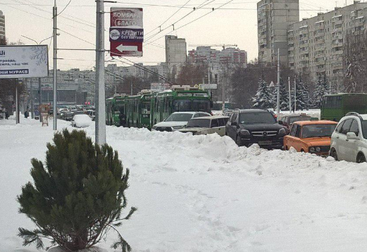 На Алексеевке припаркованные машины заблокировали движение троллейбусов (фото)
