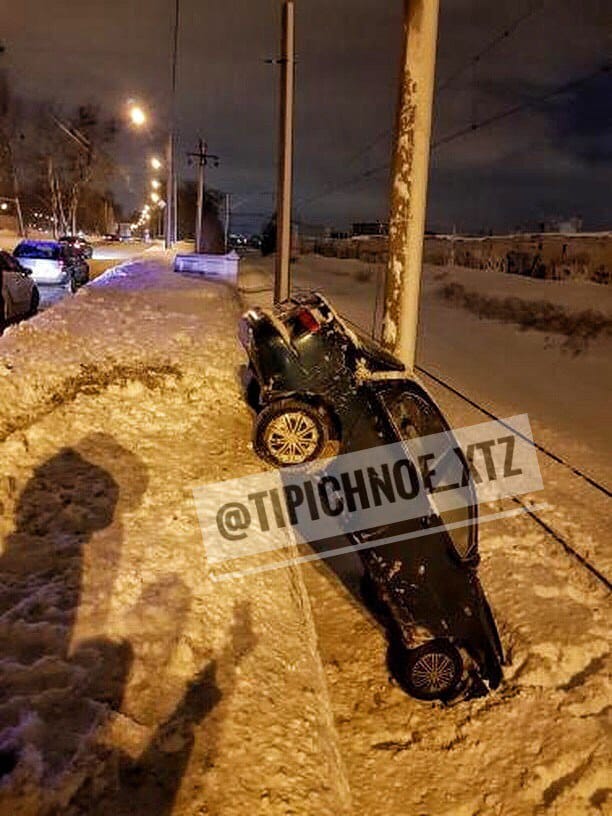 В Харькове машина вылетела с дороги и стала вертикально (фото, дополнено)