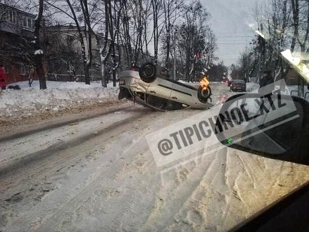 На ХТЗ машина перевернулась на крышу (фото)