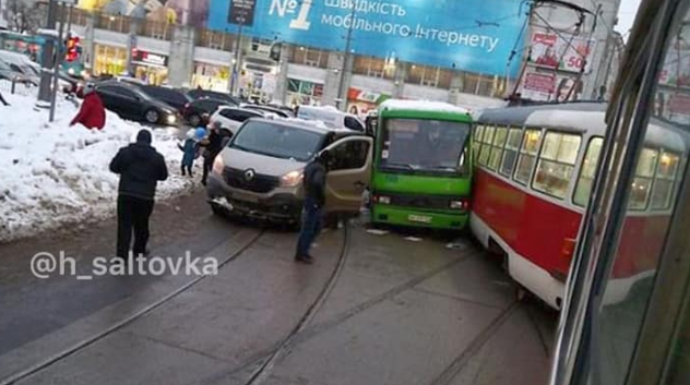 В центре столкнулись автобус и трамвай (фото)