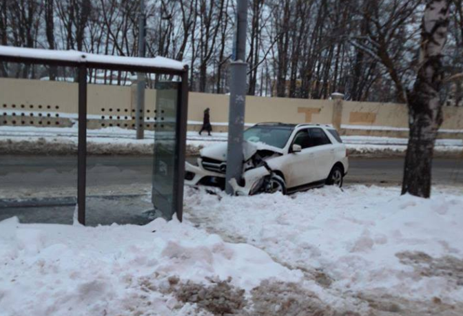 В Харькове Mercedes влетел в столб (фото)