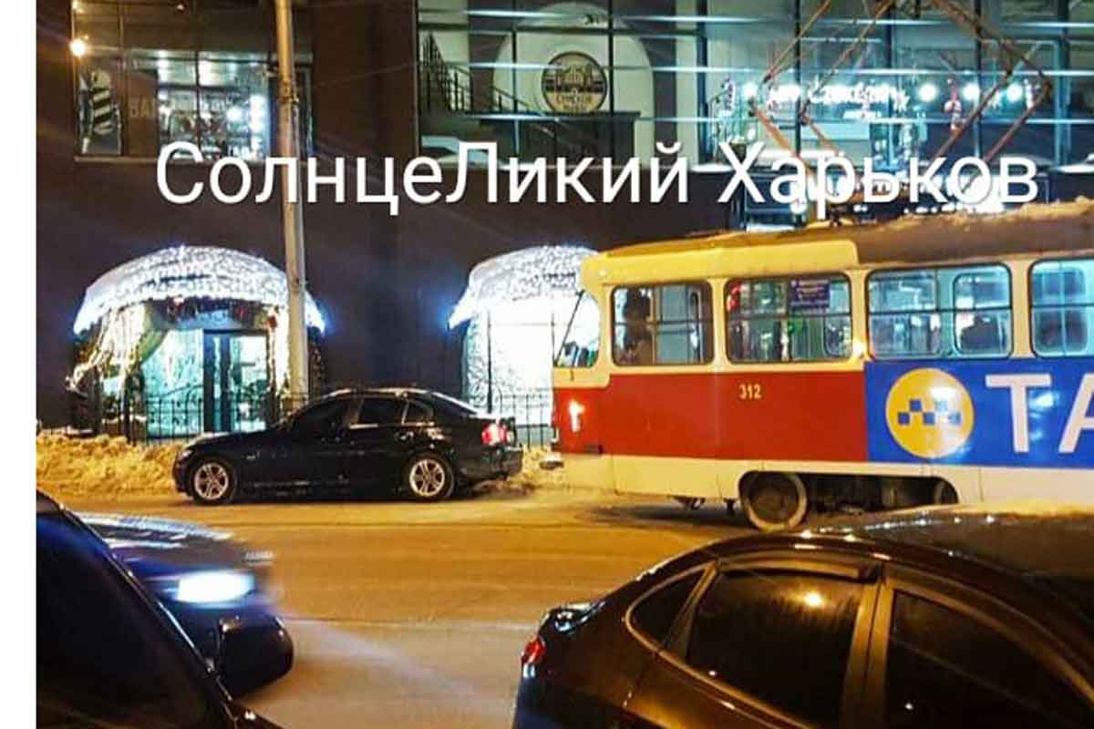 Возле Сумского рынка машины блокировали трамвай