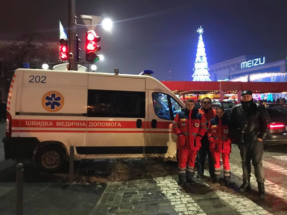 Медики оперативно оказывали помощь пострадавшим на площади Свободы (фото)