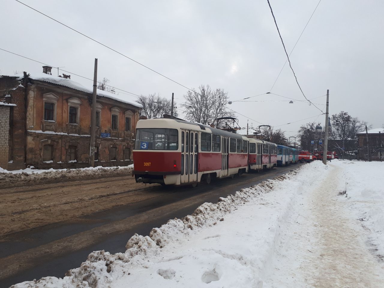 В Харькове - пожар, стоят трамваи (фото)