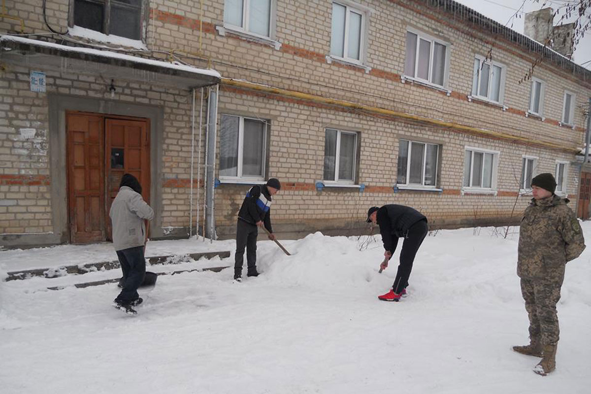 Под Харьковом осужденные убирают снег (фото) 