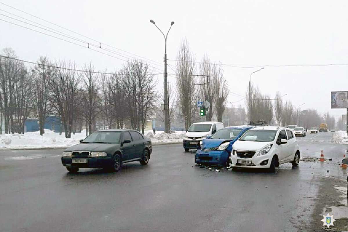 В Харькове машины не поделили пустую дорогу (фото)