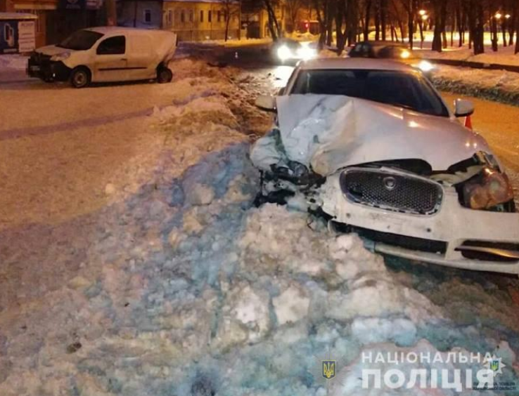 В Харькове Jaguar влетел в припаркованную машину (фото)