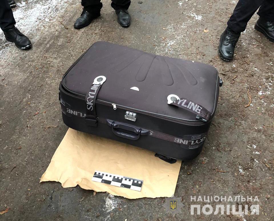 В чемодане в мусорном баке нашли труп харьковчанки (фото 18+)