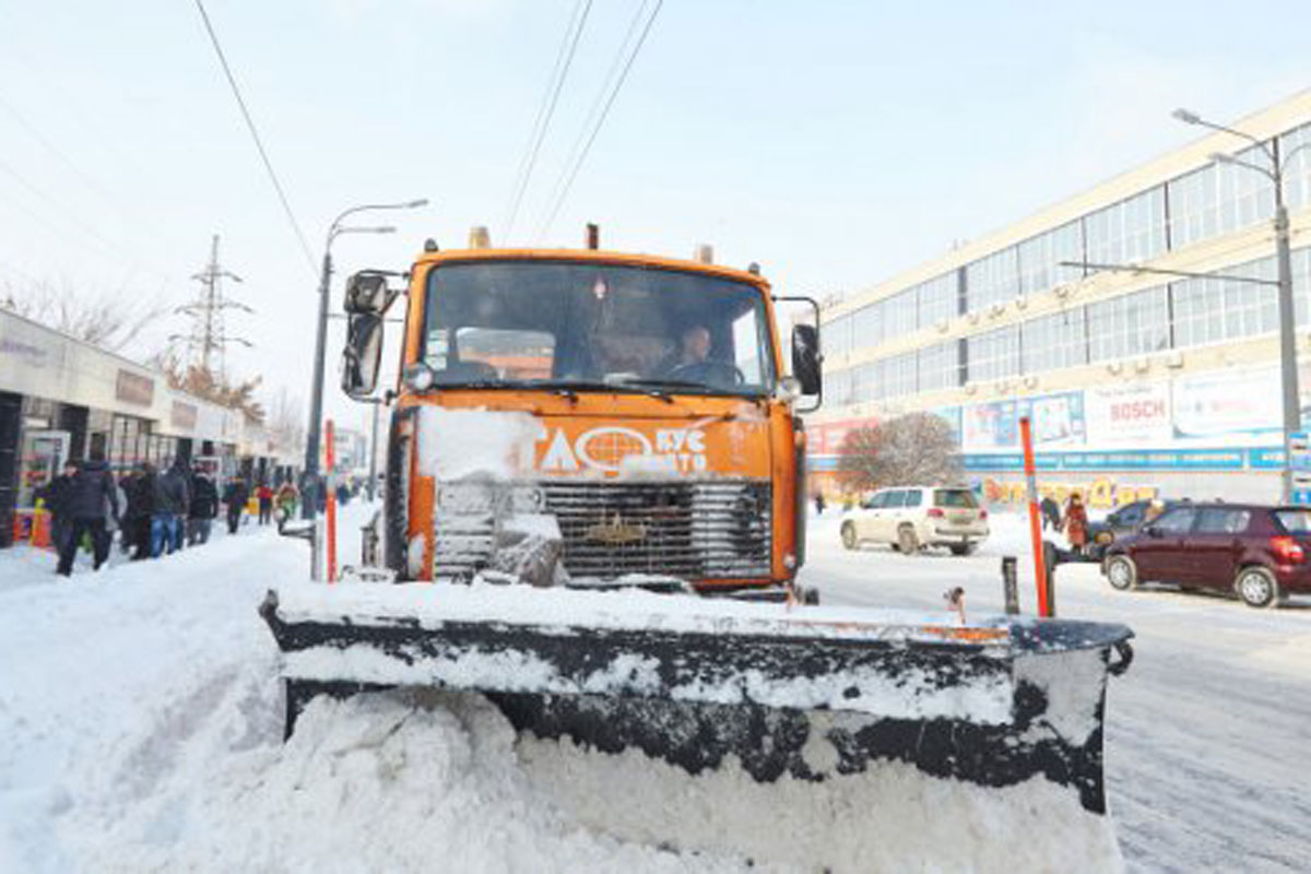 На улицы Харькова вывели снегоуборочную технику