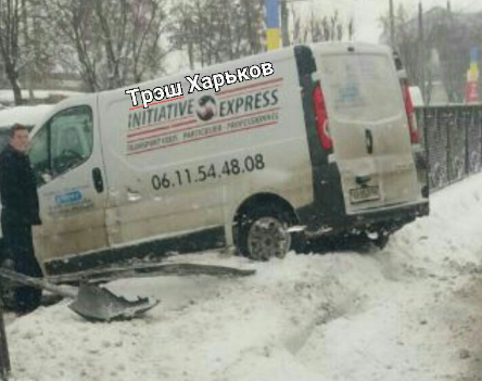 На Гагарина микроавтобус влетел в забор (фото)