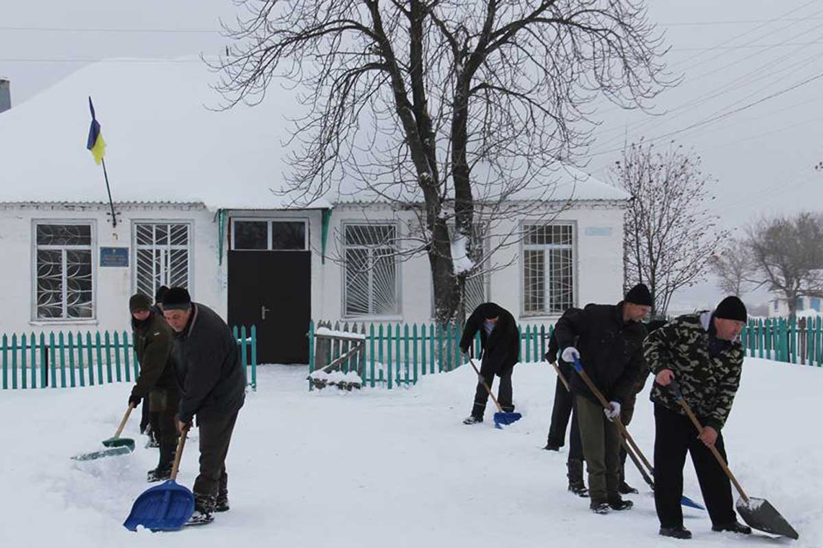 Под Харьковом безработные чистят снег (фото)