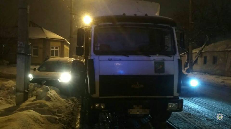 В Харькове фура припечатала микроавтобус (фото)