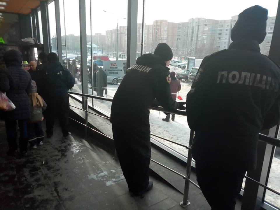 Харьковчане пикетируют супермаркет (фото)