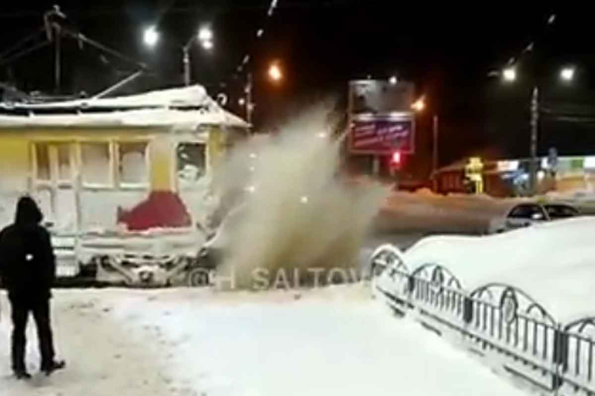 В Харькове на расчистку рельсов вывели спецтехнику (видео)