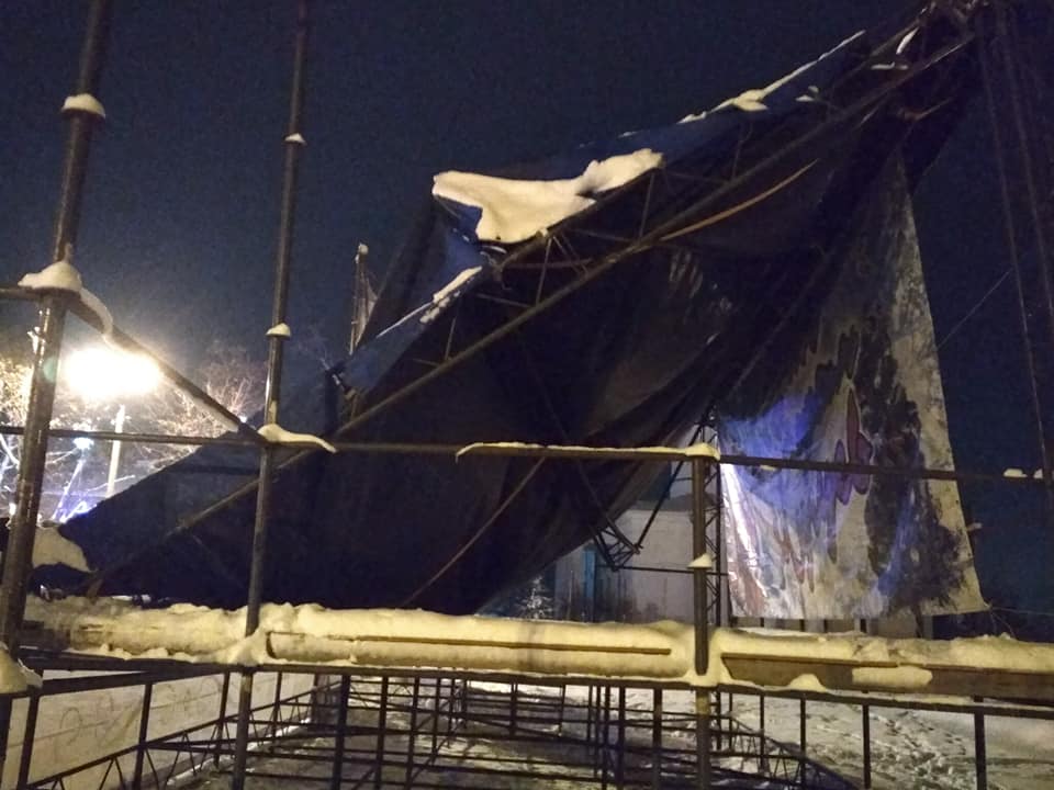 В крупном городе под Харьковом обрушилась праздничная сцена (фото)