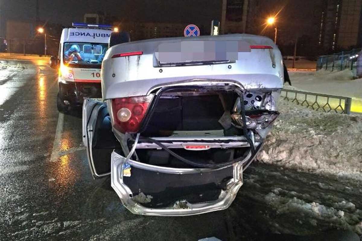 В Харькове пьяный водитель врезался в забор, машина перевернулась
