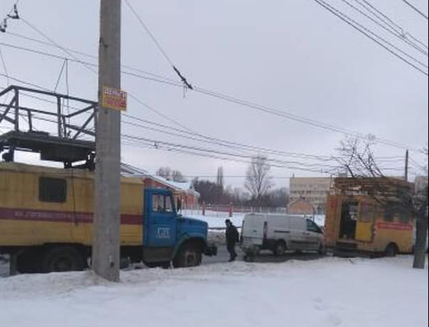 На Салтовке - обрыв проводов, троллейбусы не ходят (фото)
