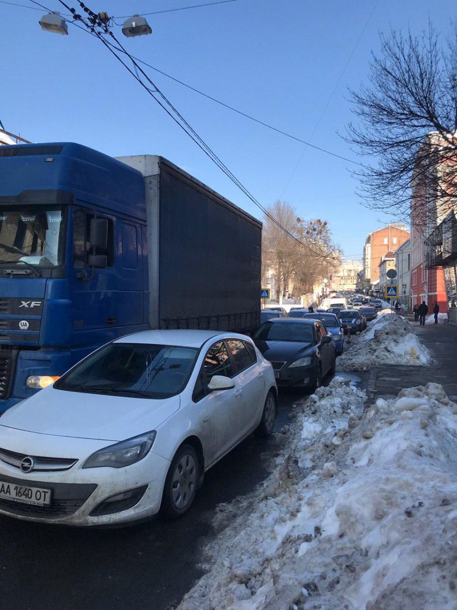 Припаркованная машина заблокировала движение в центре Харькова (фото)