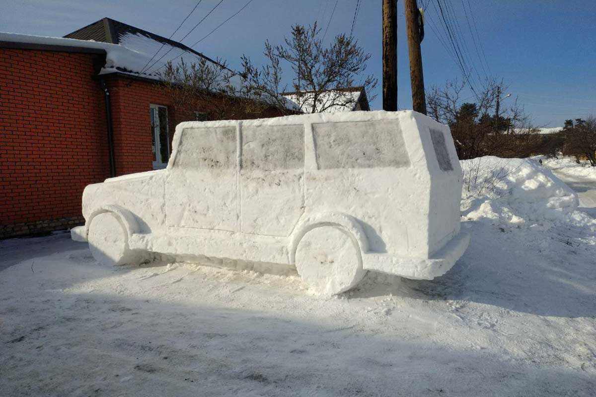 В Харькове из снега сделали элитный Mercedes (фото)