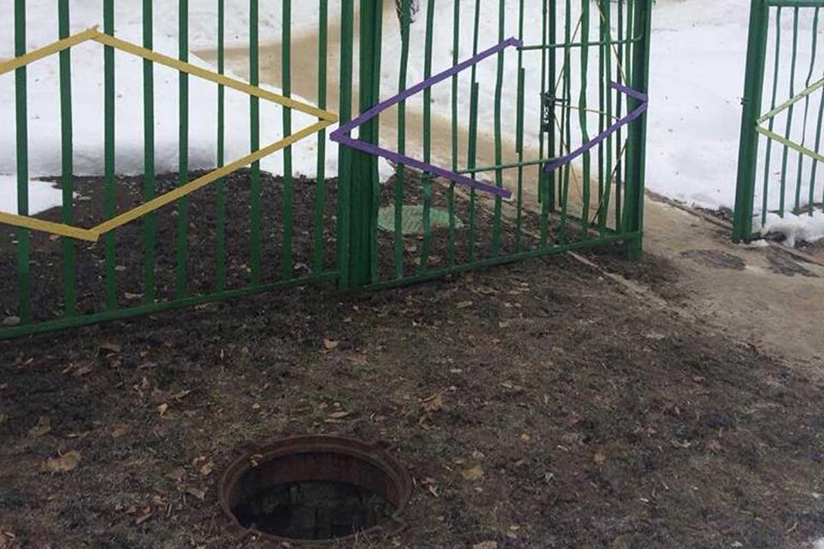 Возле детского сада на Салтовке открылась глубокая яма (фото)