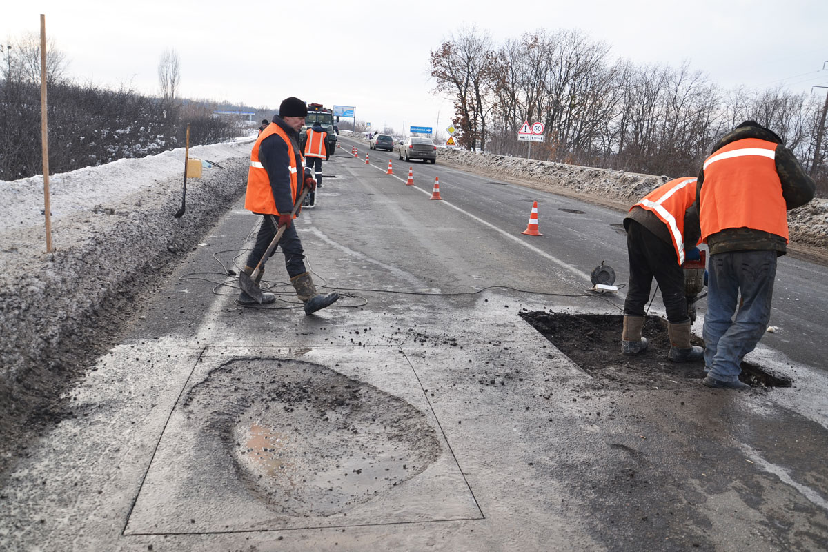 Под Харьковом ремонтируют дороги (фото)