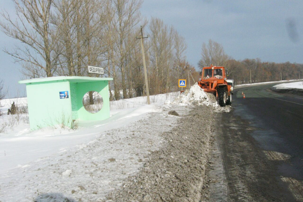 Под Харьковом дорожники чистили павильоны (фото)