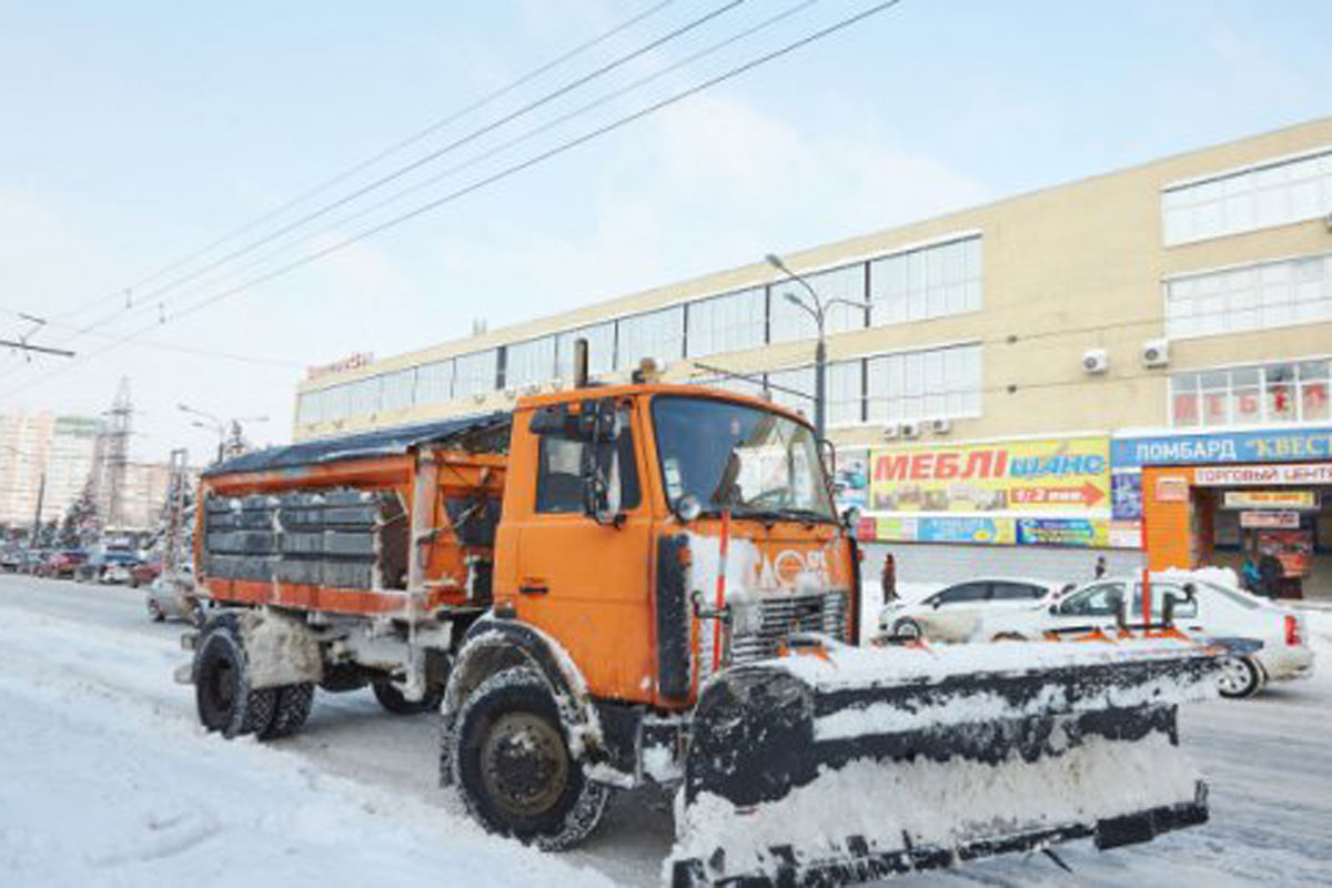 С улиц Харькова продолжают вывозить снег