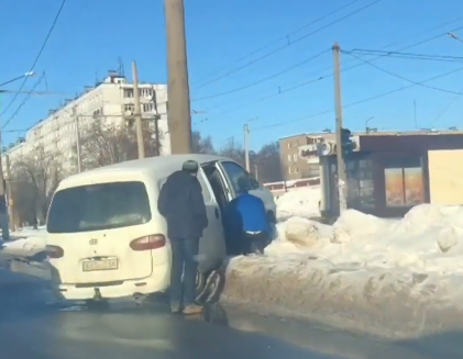 На Салтовке машина влетела в столб (видео)