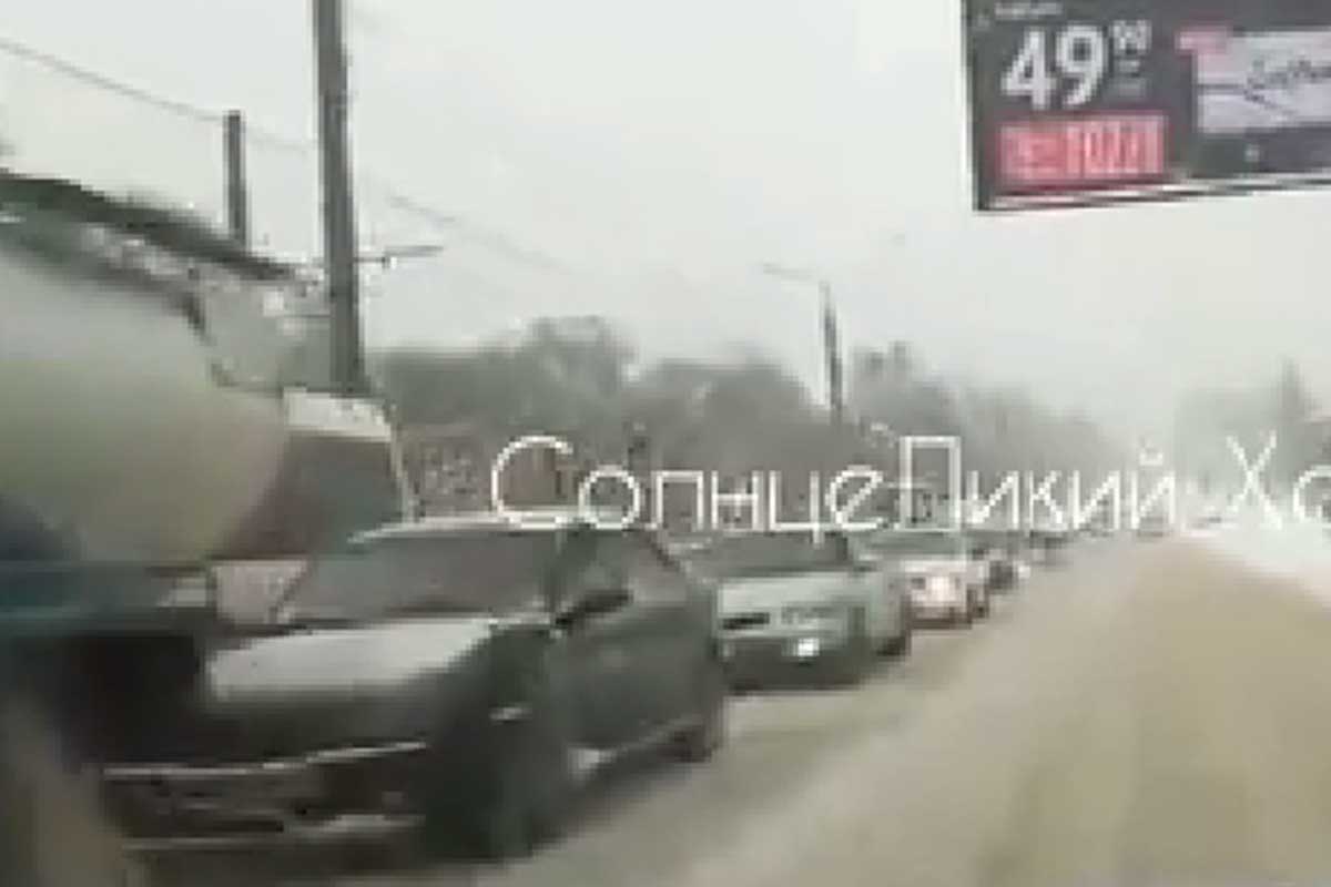 На Салтовке фура перегородила дорогу, машины стоят (видео)