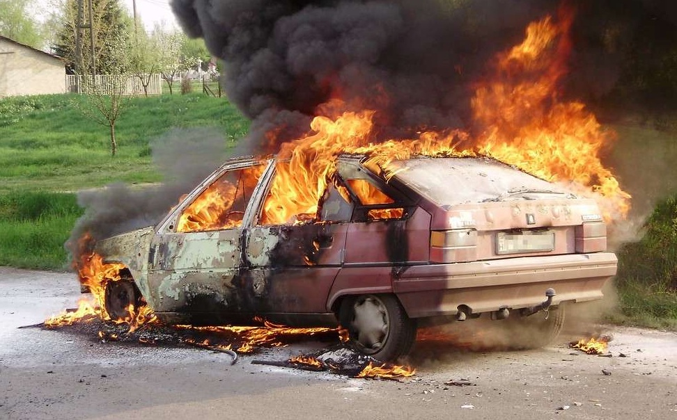 В Киеве сгорел автомобиль (видео) - харьковские новости Status quo
