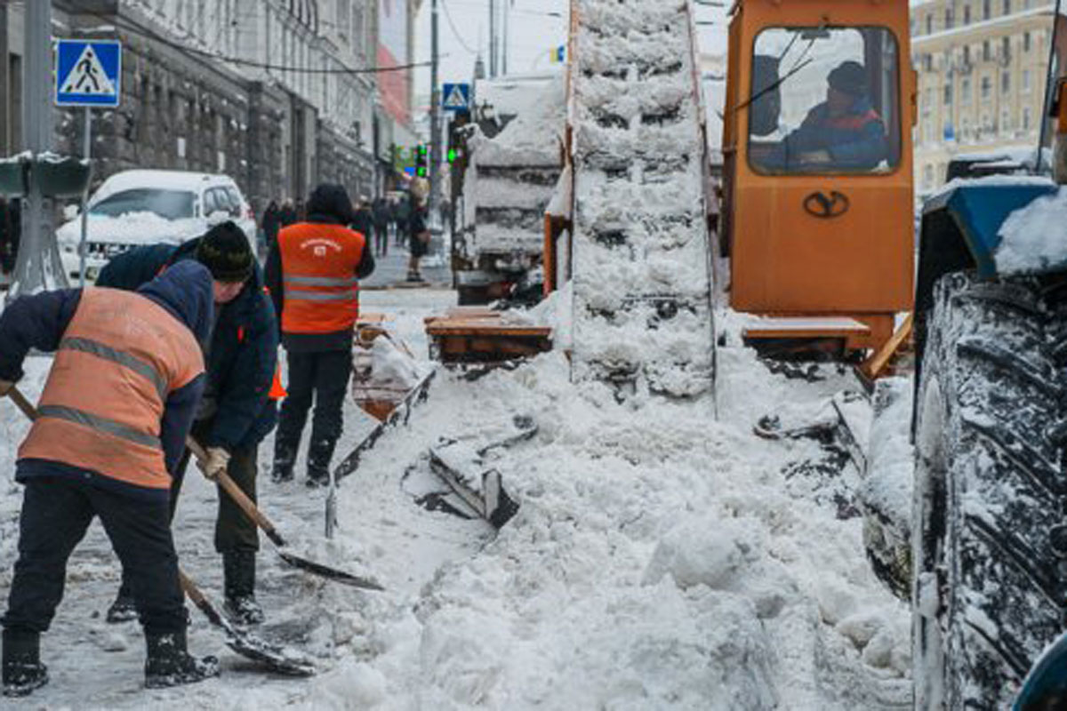 На улицы Харькова вывели снегоуборочную технику