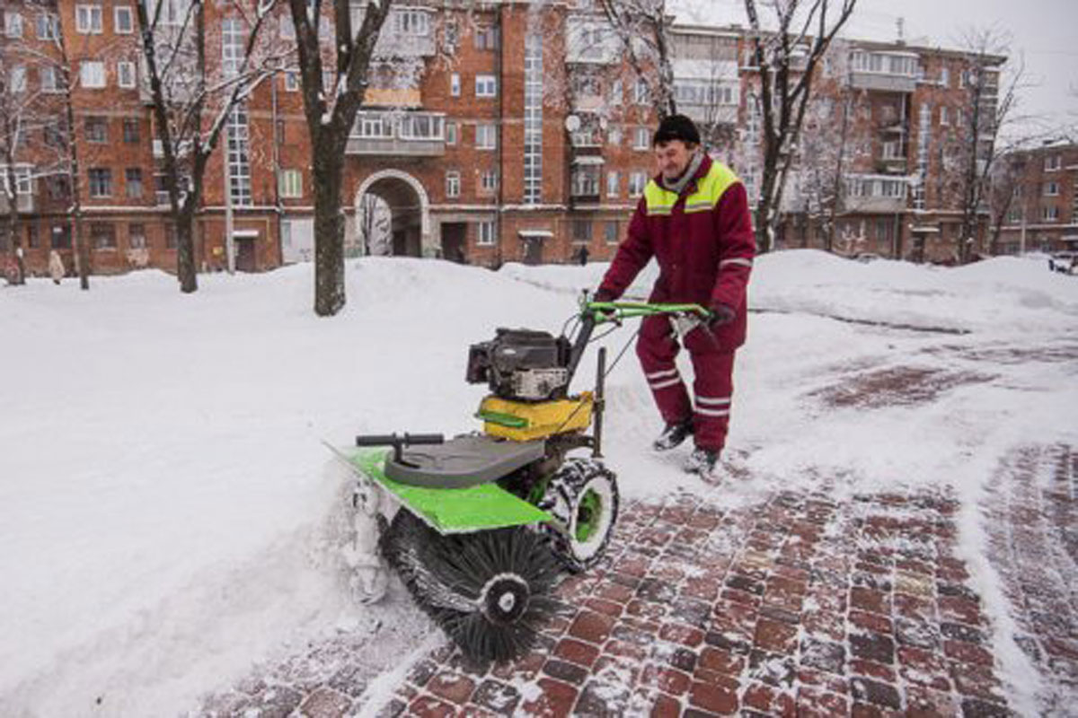 Более тысячи коммунальщиков убирают снег во дворах домов