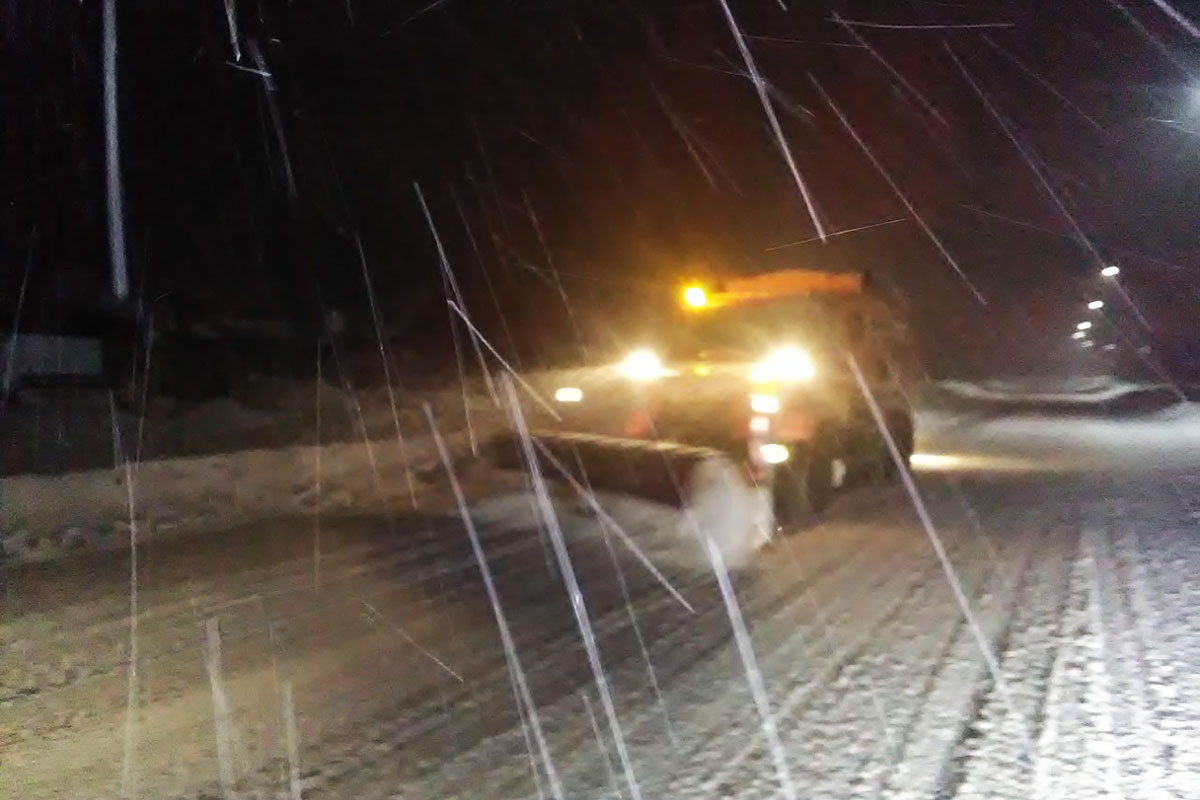 Дорожники предупреждают о снегопаде (фото, видео)