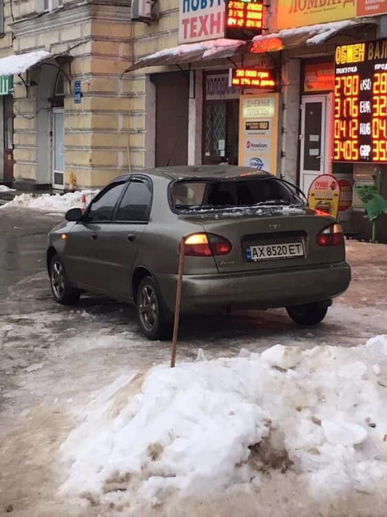 На машину рухнула глыба льда (фото)