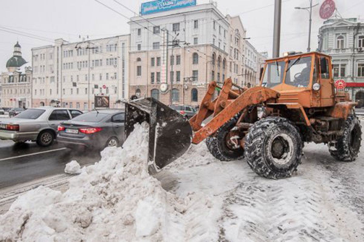 Из Харькова вывозят снег