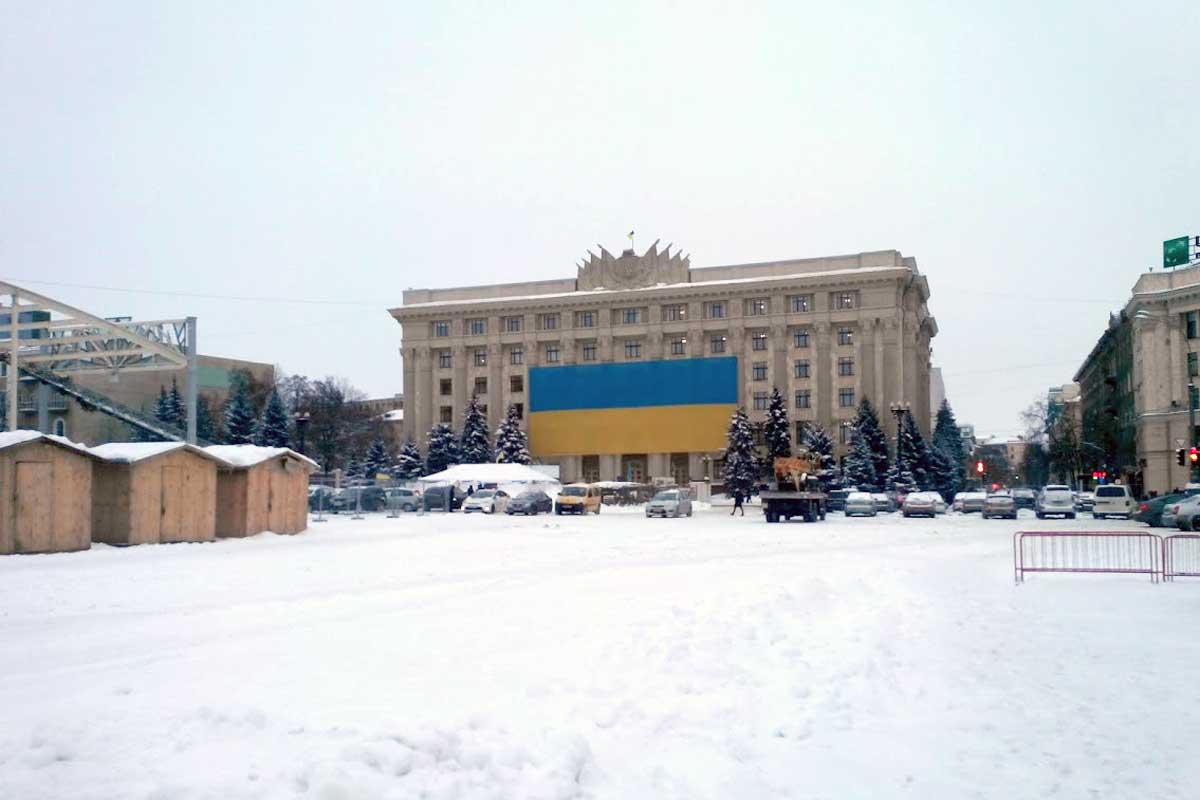 В центре Харькова вывесили огромный флаг (фото)