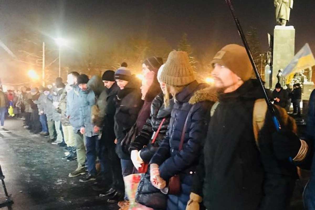 В центре Харькова больше 200 человек взялись за руки (фото)