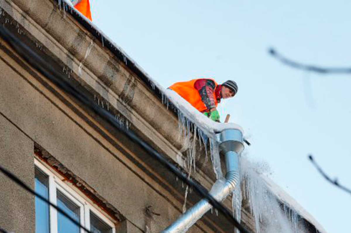 Харьковчан предупреждают о сосульках на крышах