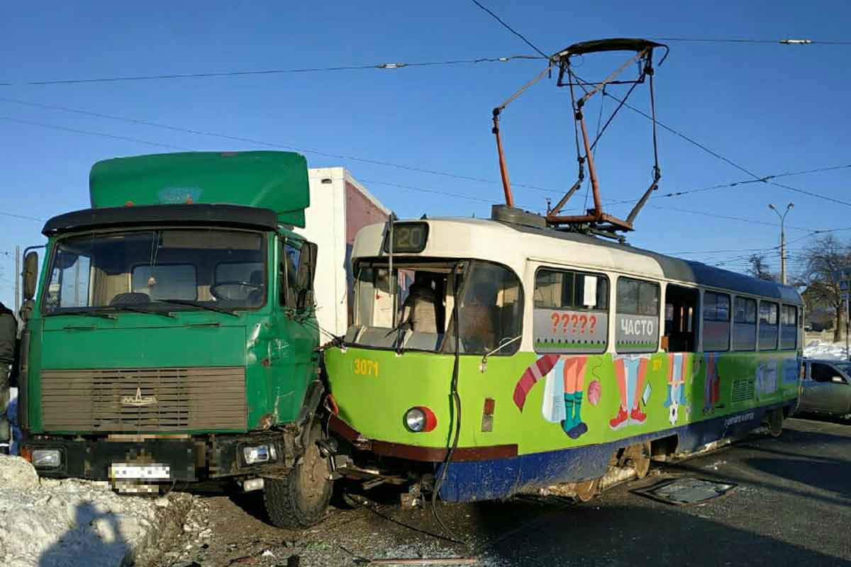 В Харькове фура врезалась в трамвай (фото)