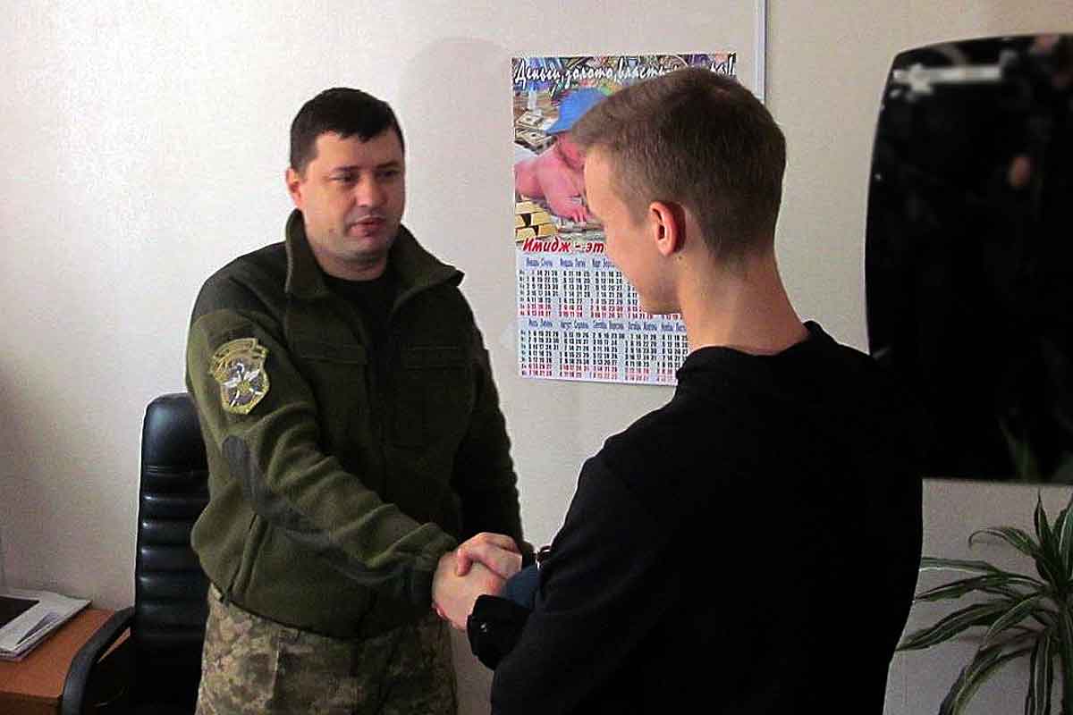 В Харьковской области военкоматы берут на учет юношей 