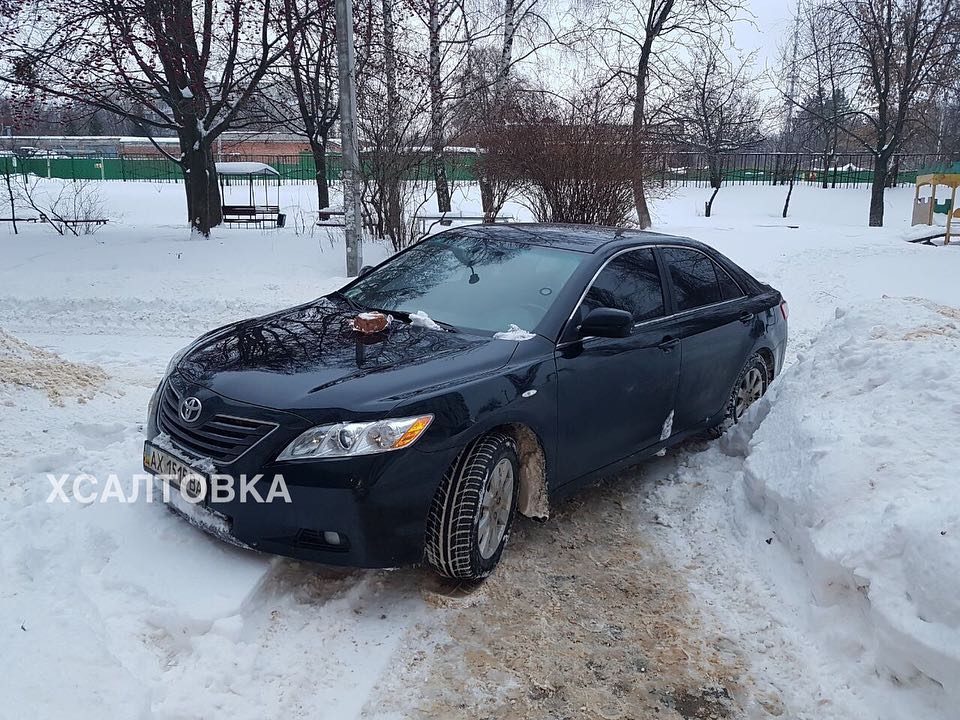 В Харькове на капот машины бросили кирпич (фото)