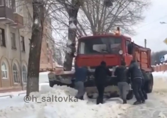 В Харькове снегоуборочная машина застряла в сугробе (видео)