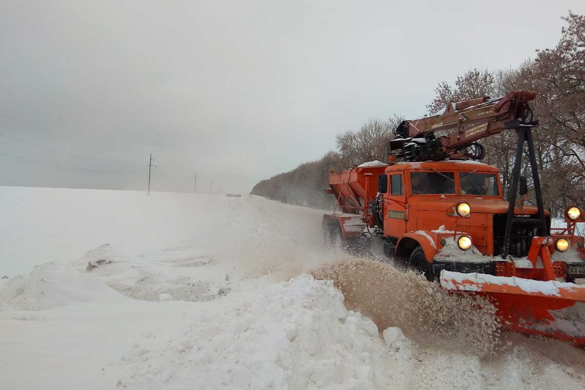 На очистку снега под Харьковом вывели ротор (фото)