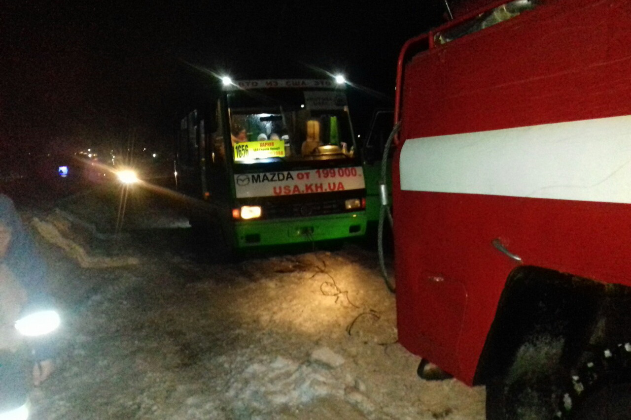 Автобус с людьми застрял на скользкой дороге (фото)