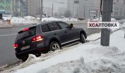 В Харькове машина вылетела с дороги (фото)