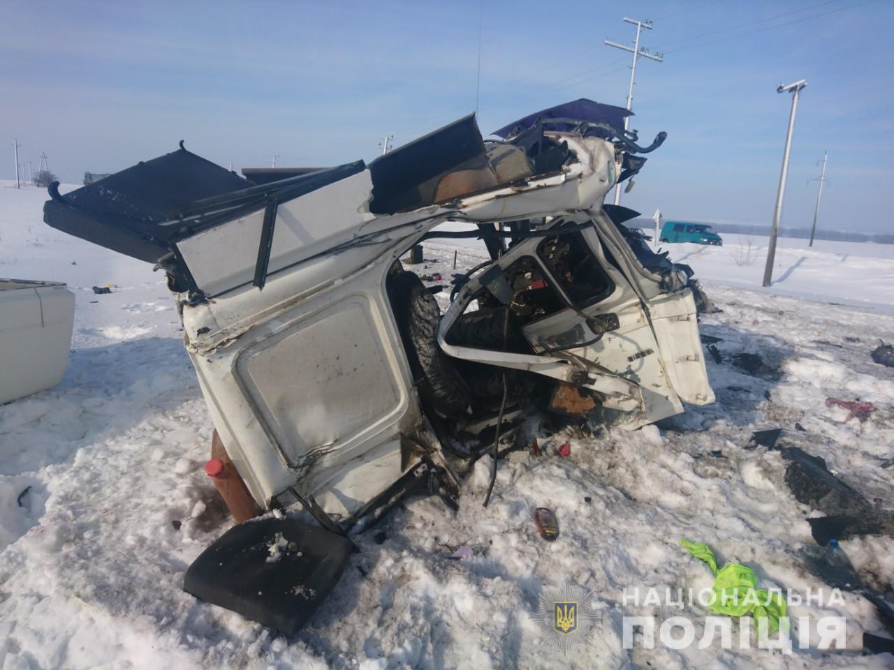 Под Харьковом поезд влетел в грузовик (фото)