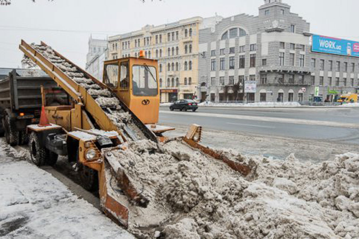 Из Харькова вывозят снег